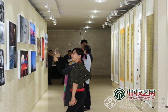 歌——全國企業(yè)書法美術攝影創(chuàng)作系列活動精品展"展覽現(xiàn)場 中國文藝網